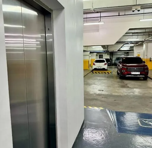 Apartment Bgc 1br Unit Linked To Uptown Mall With Own Parking *